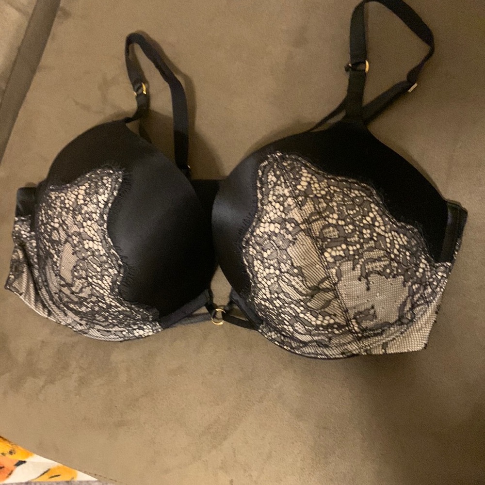 Victoria’s Secret Bombshell Plunge Push Up Bra